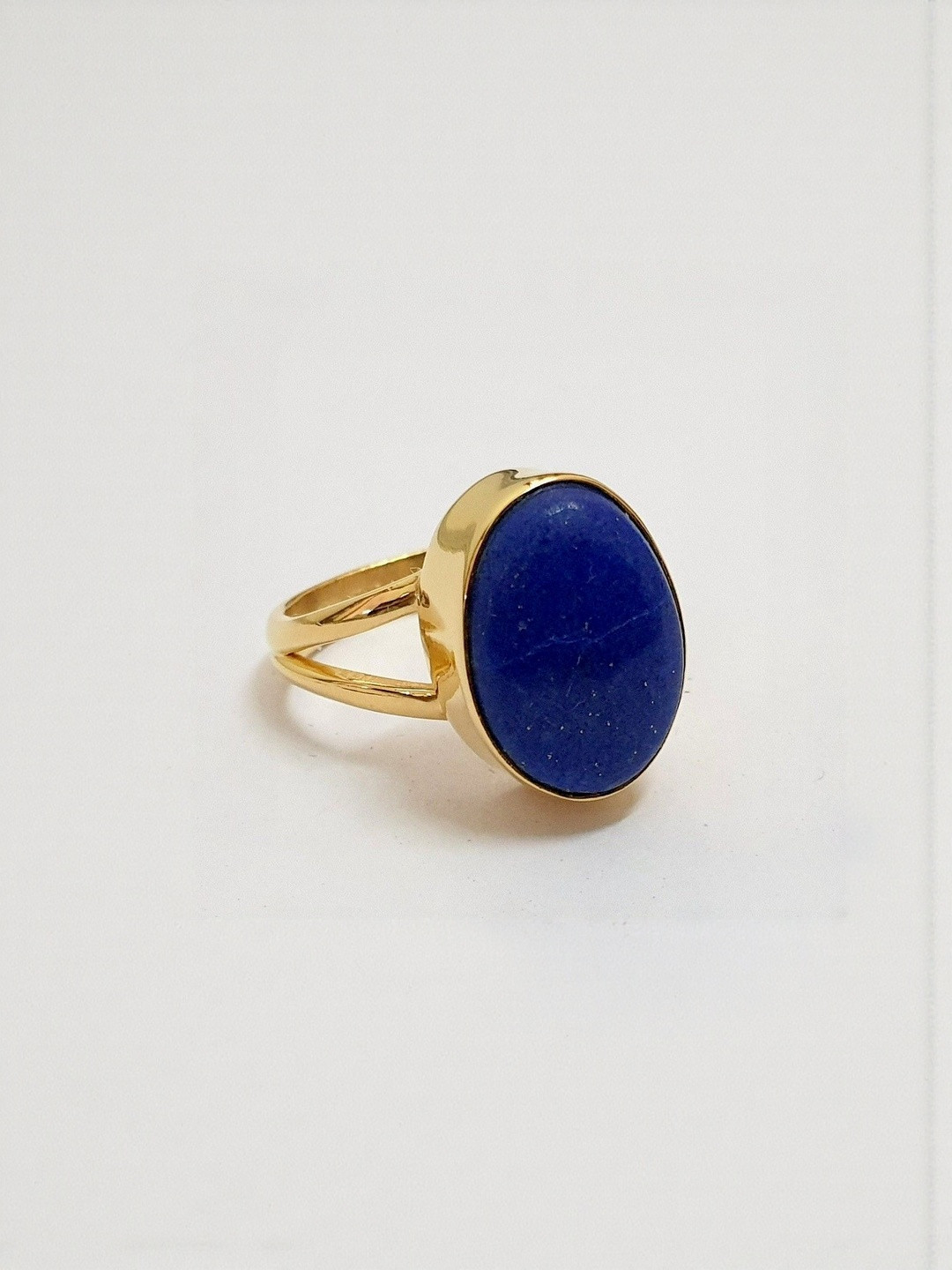 RAVIOUR LIFESTYLE Gold Plated 6.25 Ratti Lapis Lazuli Studded Finger Ring