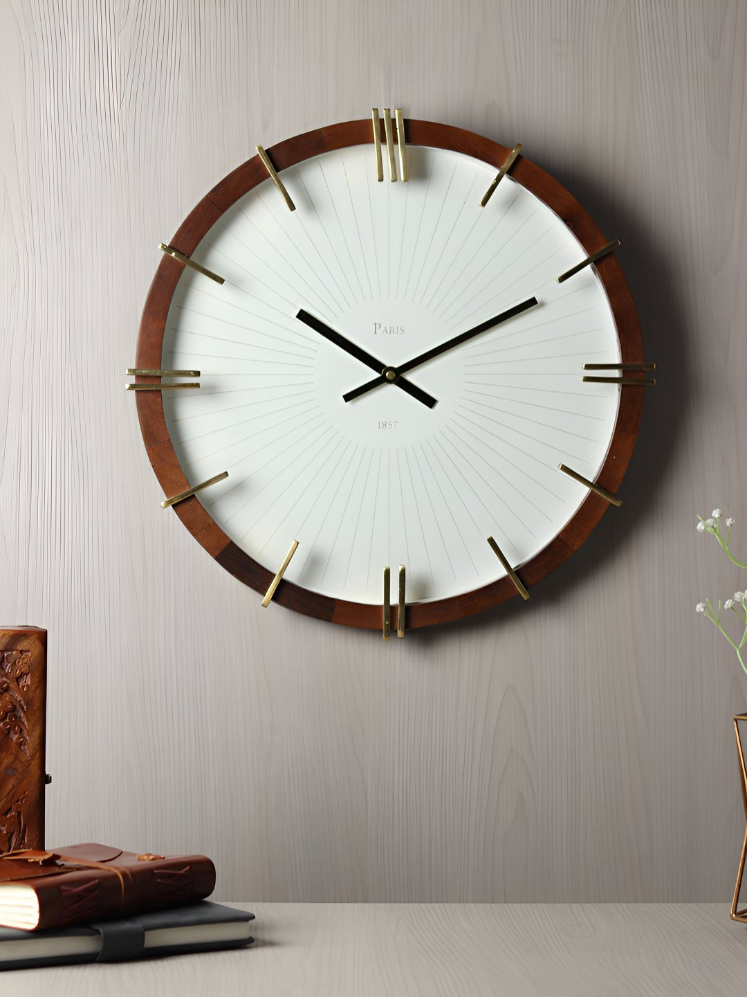 Decor de Maison Eclipta Gold-Toned Round Shaped Wall Clock
