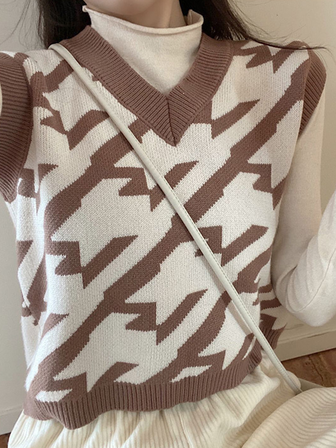 StyleCast Women Hondstooth Self Design V- Neck Sleeveless Pullover Sweater