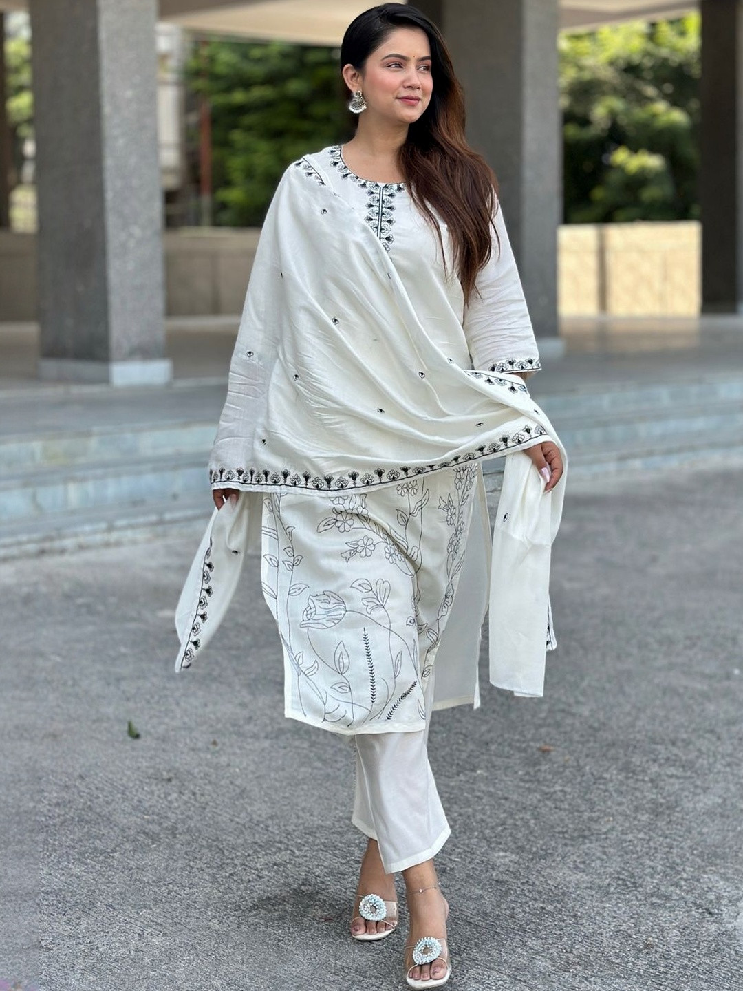 VredeVogel Women Kurta and Pant Dupatta Sets Silk Blend Fabrics with Embroidery