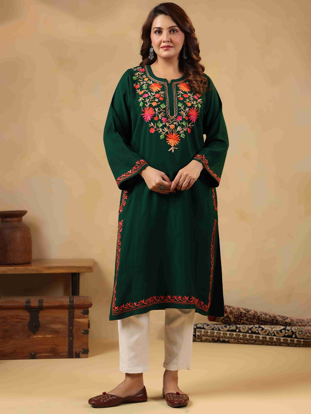 Zamour Women Aari Embroidery Kashmiri Pheran Kurta
