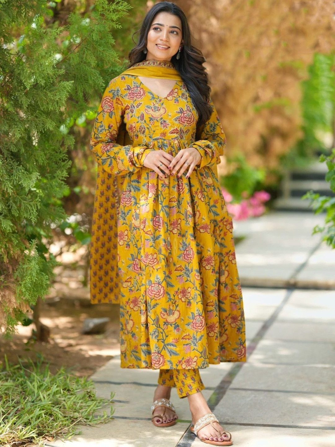 SRILICA Women Floral Printed V-Neck Empire Kurta with Trousers & Dupatta