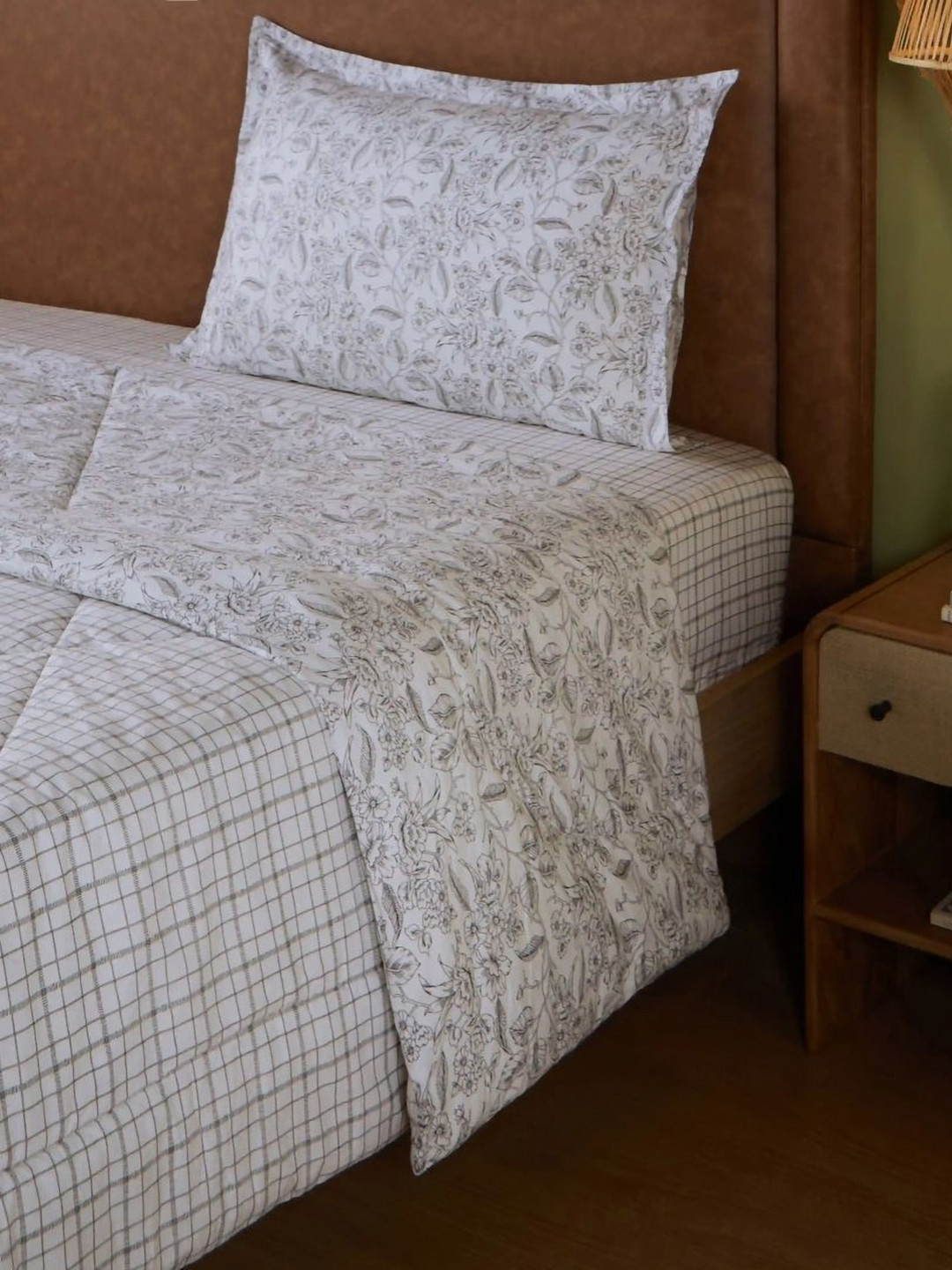 LIVSPACE Mishella Black & White Geometric Cotton AC Room 120 GSM Single Bed Comforter