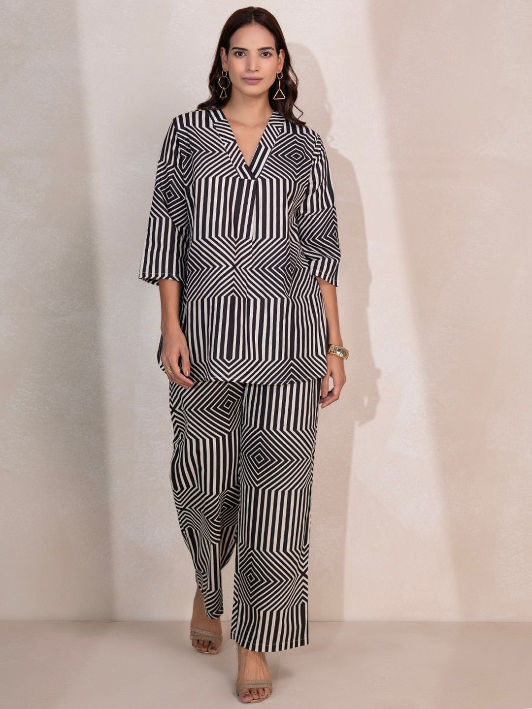 TITTLI Dioraa M Printed V-Neck Tunic With Trousers