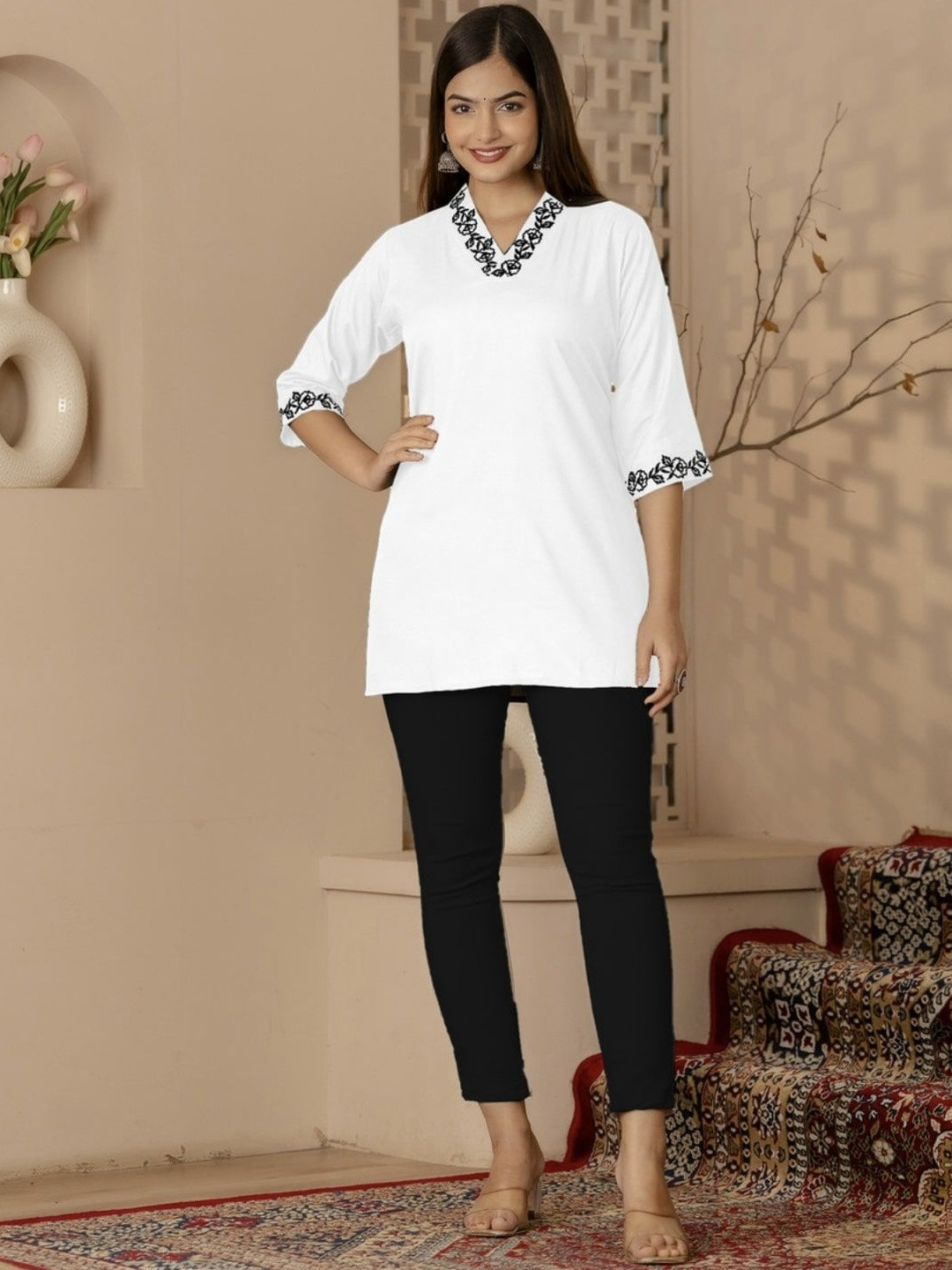 Hustiger Women V-Neck Embroidered Ethnic Top