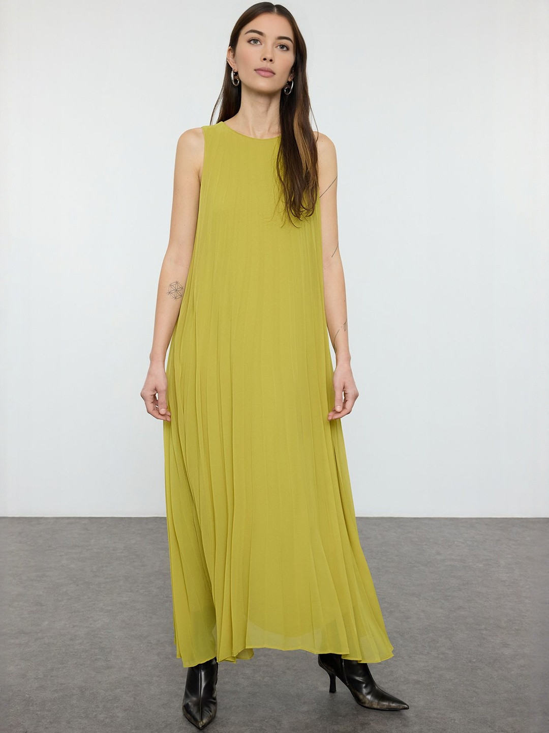 Trendyol Women Self Design Gathered or Pleated Sleeveless Maxi Dress