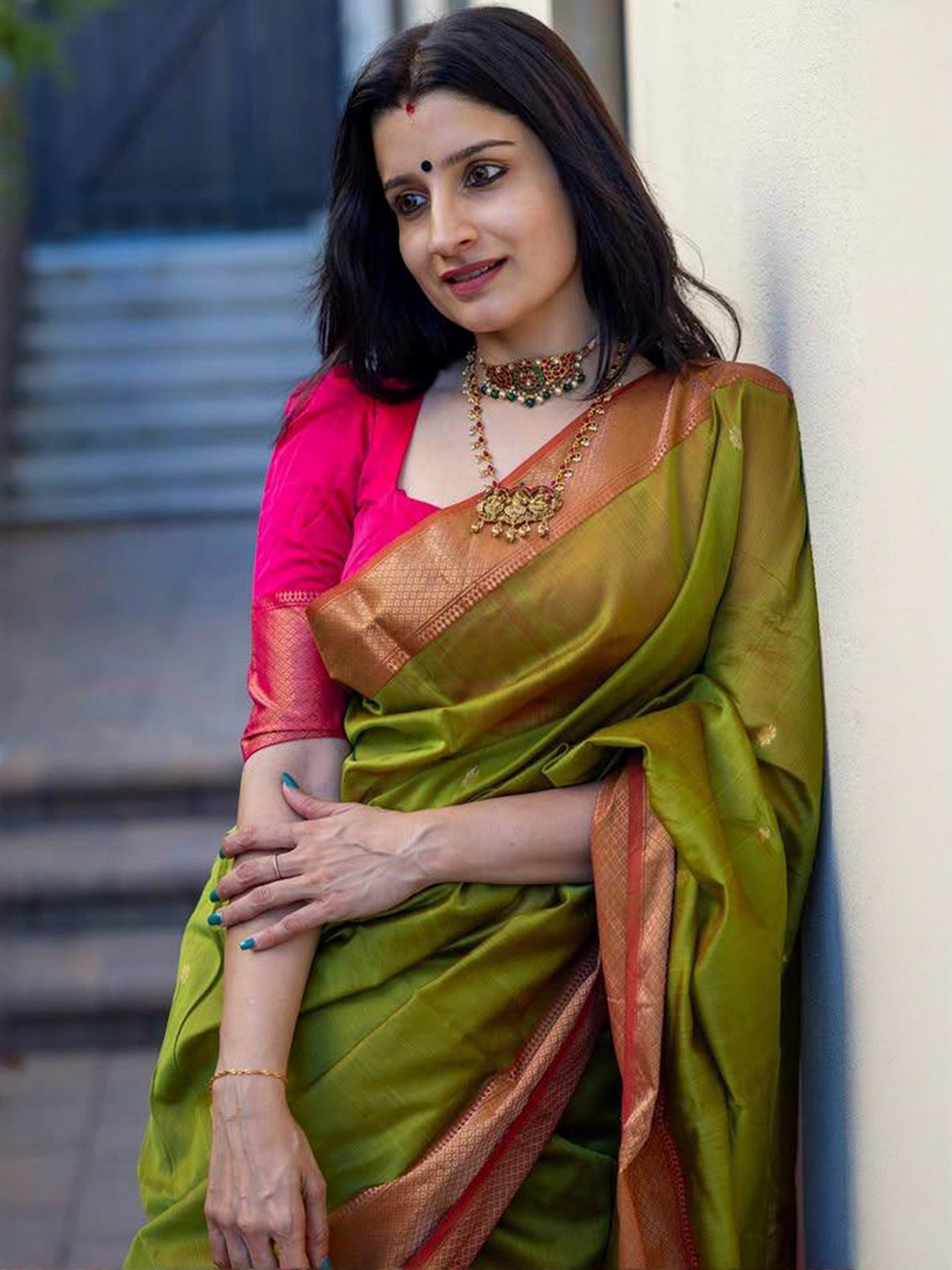 Peachmode Woven Design Zari Saree With Blouse Piece