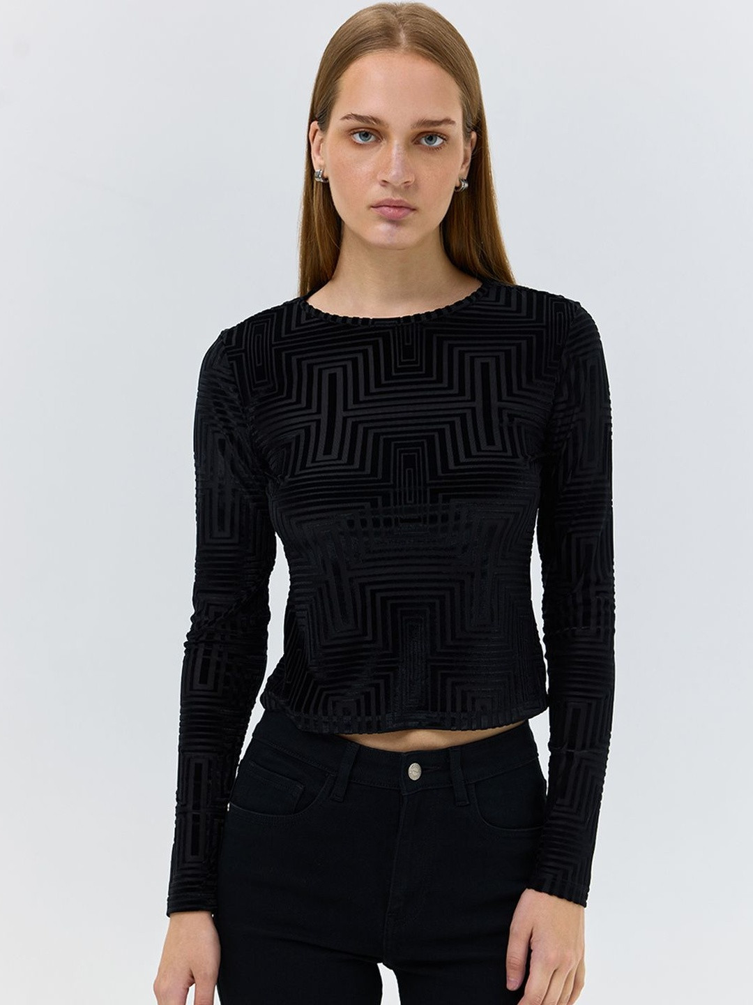 COVER STORY Geometric Fitted Crop Top
