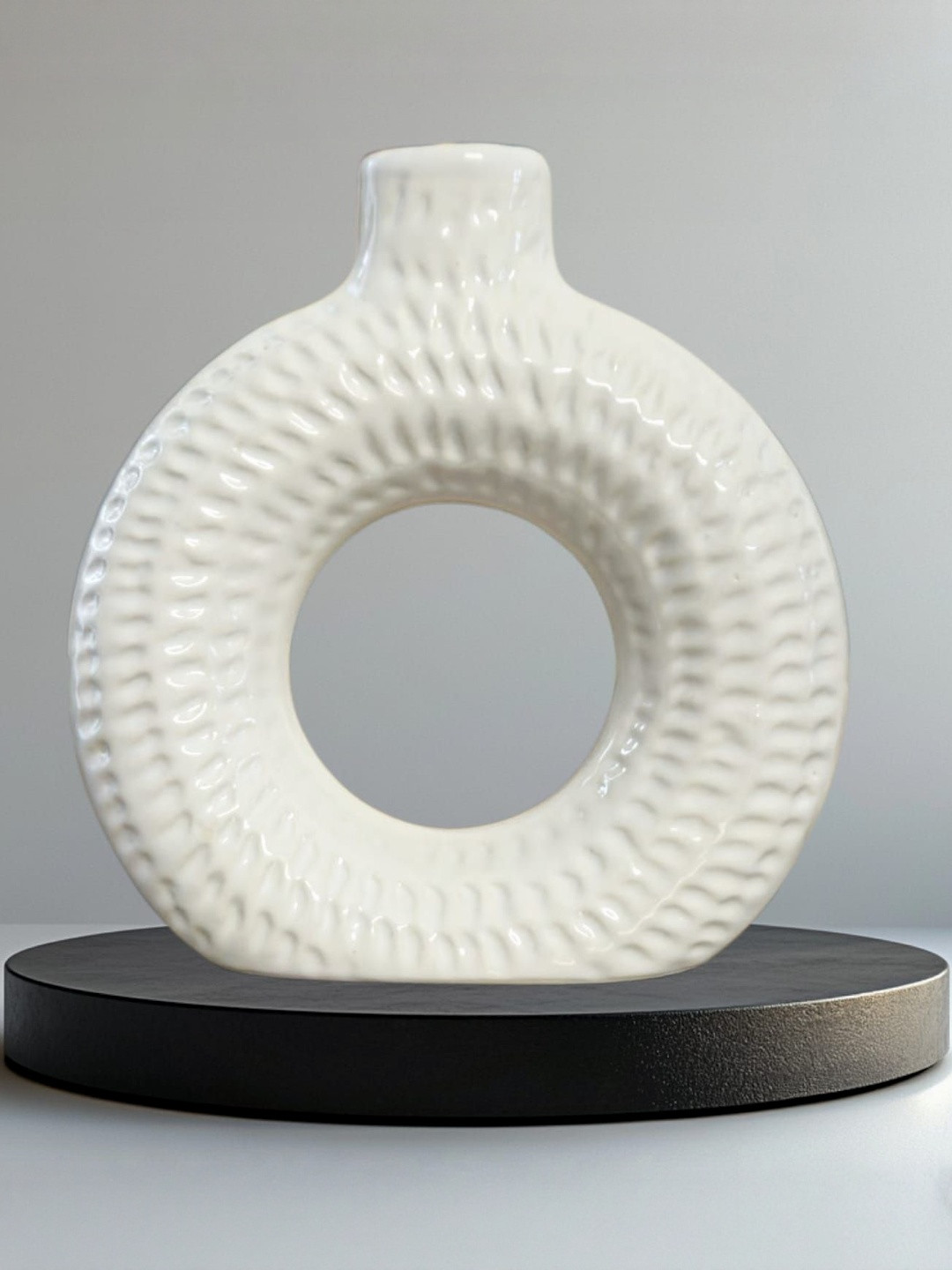 ARTISANS BAZAR White Ceramic Ribbed Donut Ring Vase