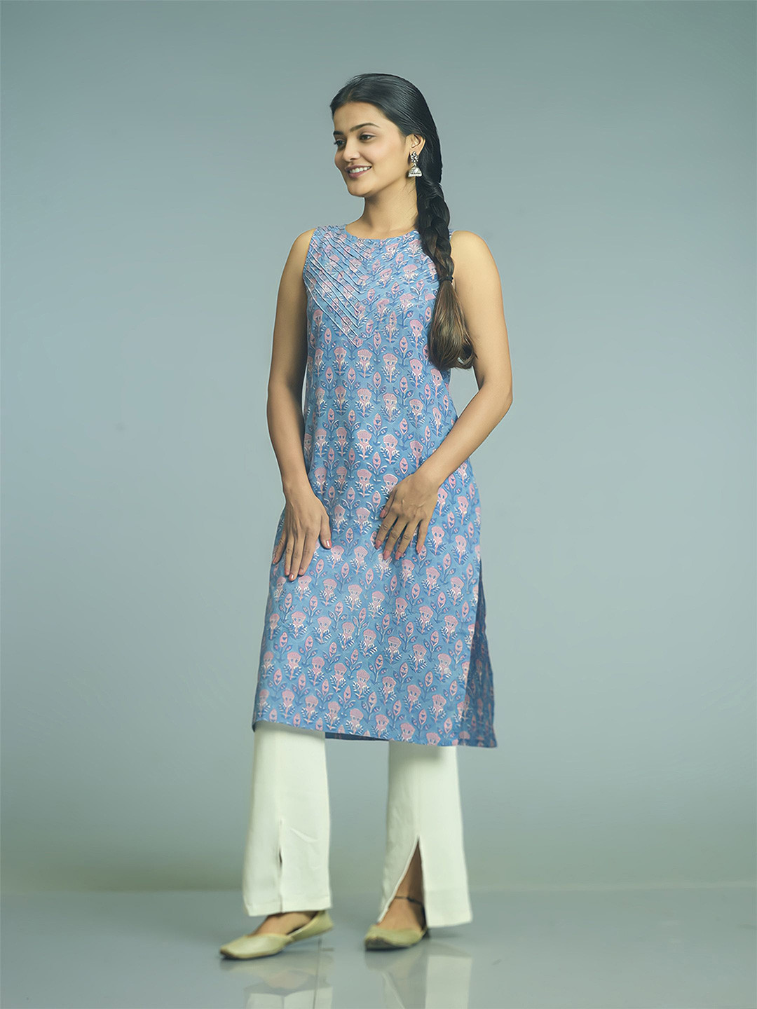 STREE BASICS Women Floral Printed Round Neck Sleeveless Straight Kurta