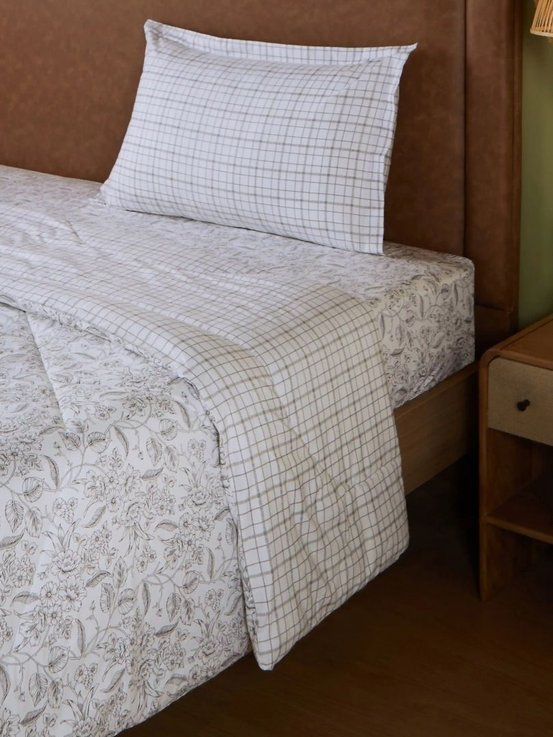 LIVSPACE Mishella White Geometric Printed Pure Cotton AC Room 120 GSM Single Bed Comforter