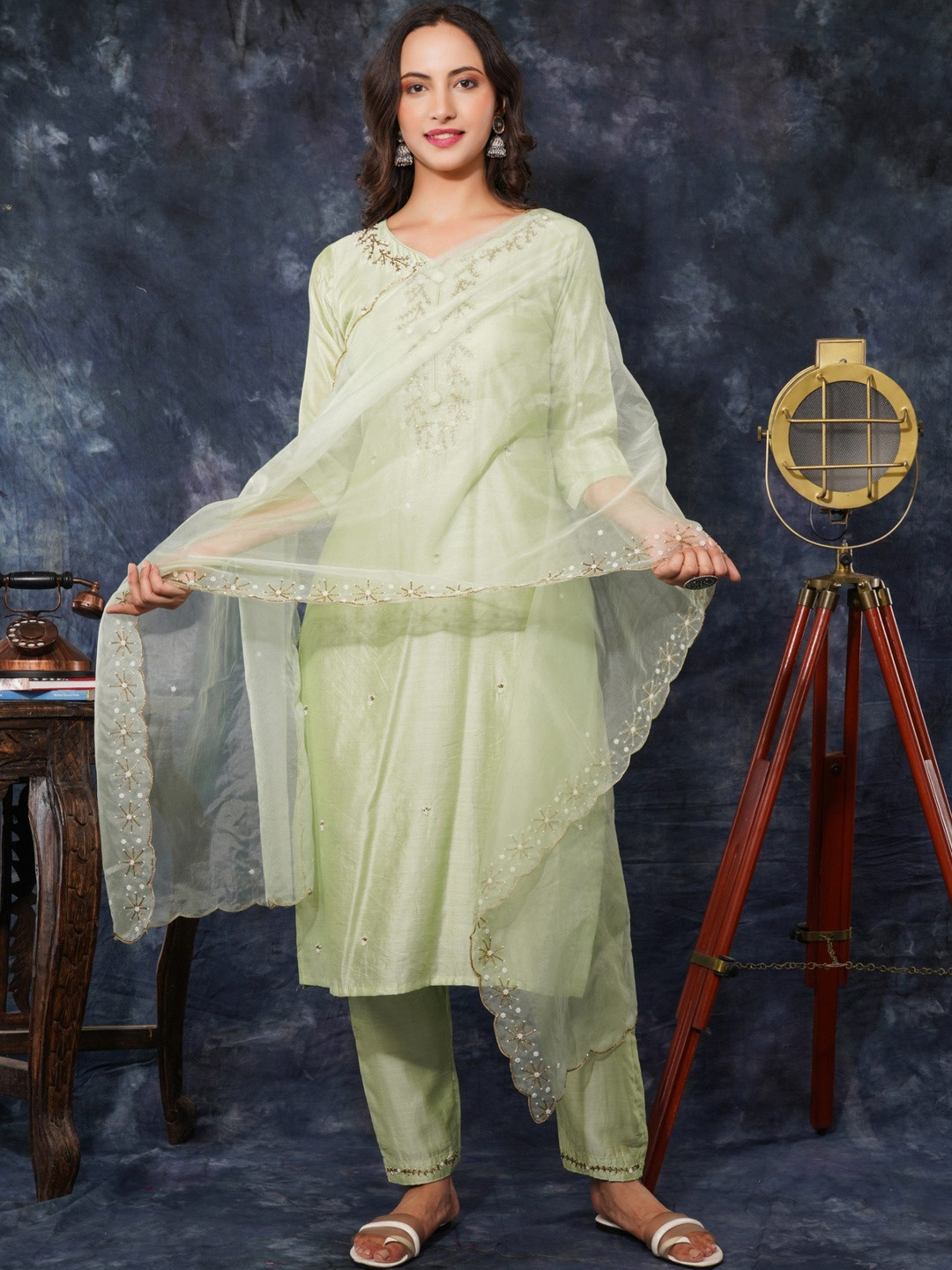 Prisachi Ethnic Motifs Embroidered Thread Work Kurta With Trousers & Dupatta