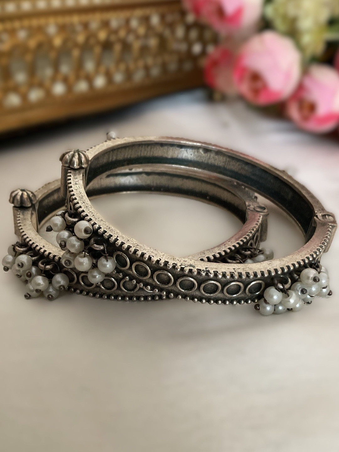 MOHATI Set of 2 Brass Silver-Plated Pearl Bangle