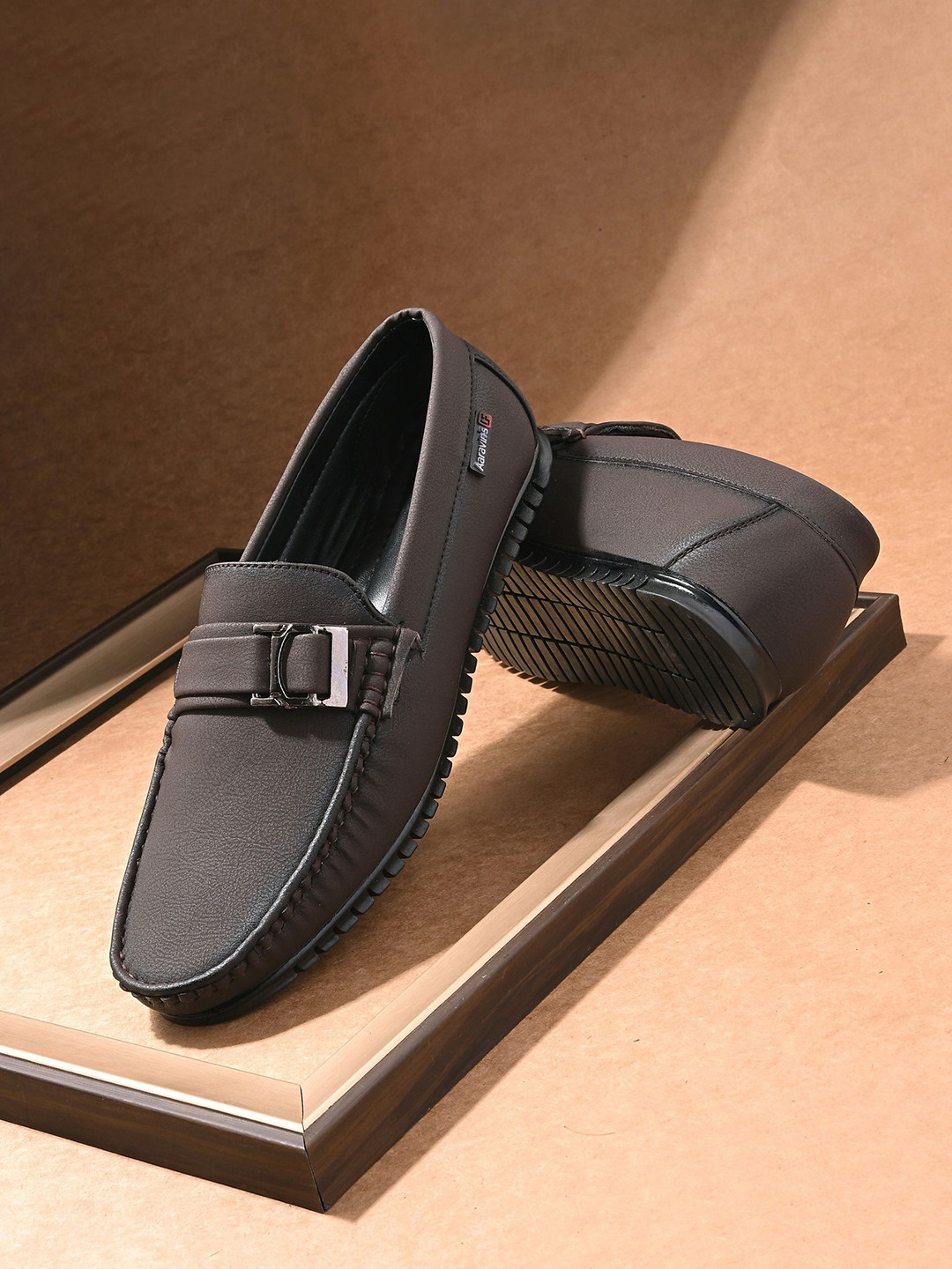 AARAVIN'S Men Textured Buckle Detailed Lightweight Loafers