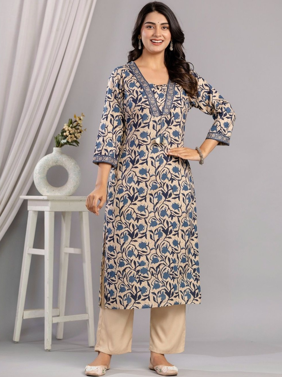 Veshviti Women Floral Embroidered Regular Kurta with Trousers