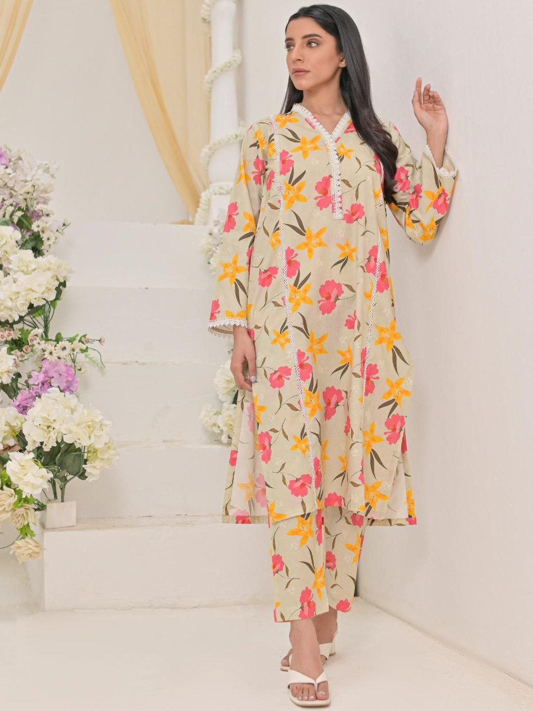 MATMA FASHION Women Floral Printed Regular Kurta with Trousers