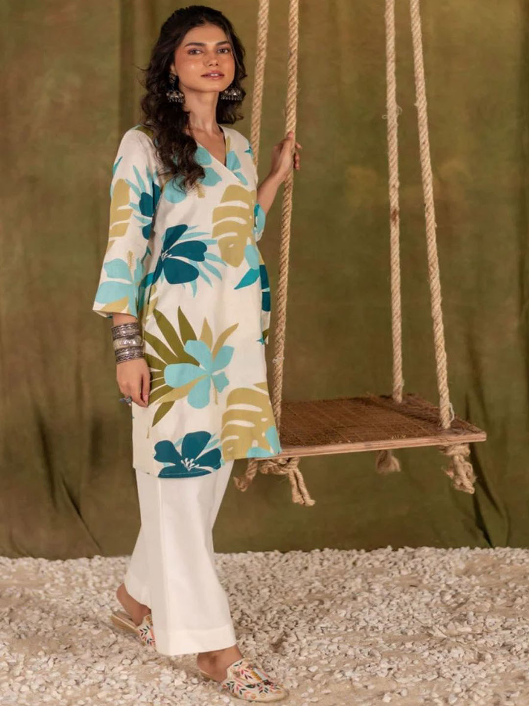 VANCHA Women's Floral Printed V-Neck Straight Kurta