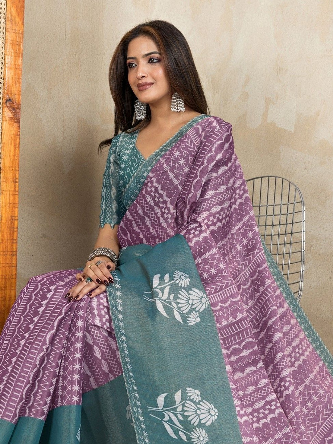 Jinesh corporation Floral Printed Saree with unstitch Blouse