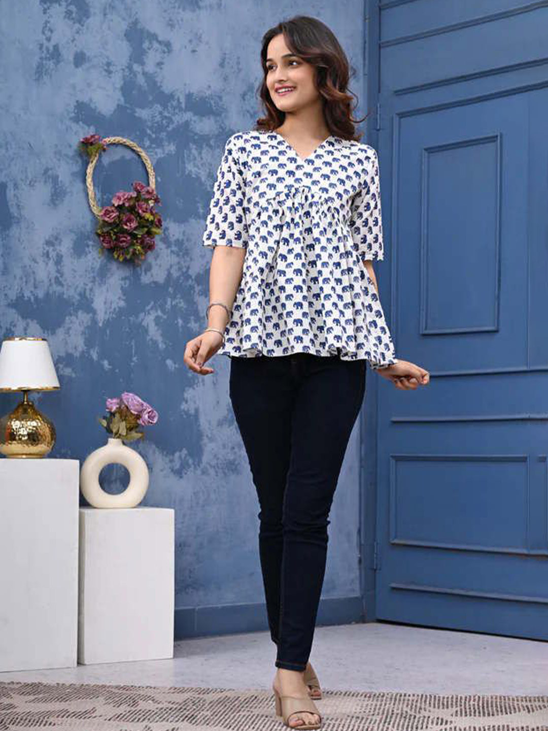 COTT10 Women Animal Graphic Printed V-Neck Cotton Empire Top