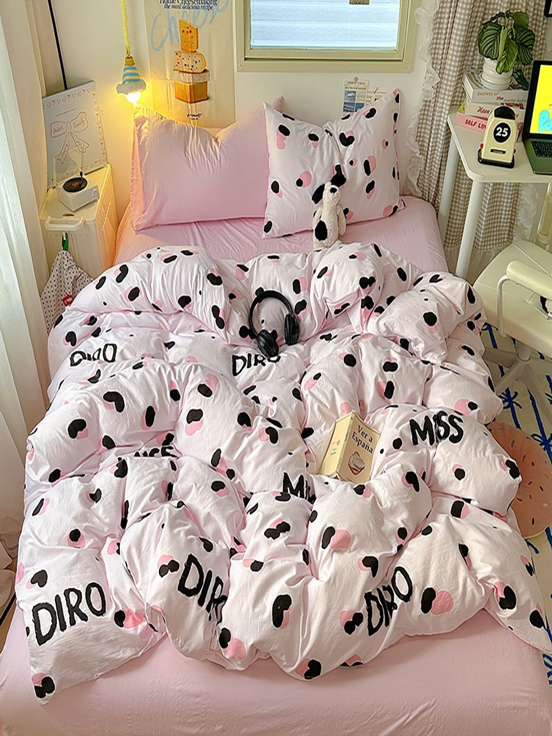 JC HOME Pink & Black 4 Pieces Quirky Printed Single AC Room Bedding Set With Quilt