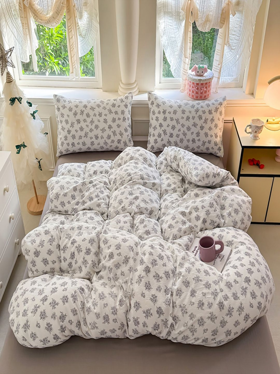 JC HOME Grey & White 4 Pieces Floral Printed Double King Size Bedding Set With Quilt