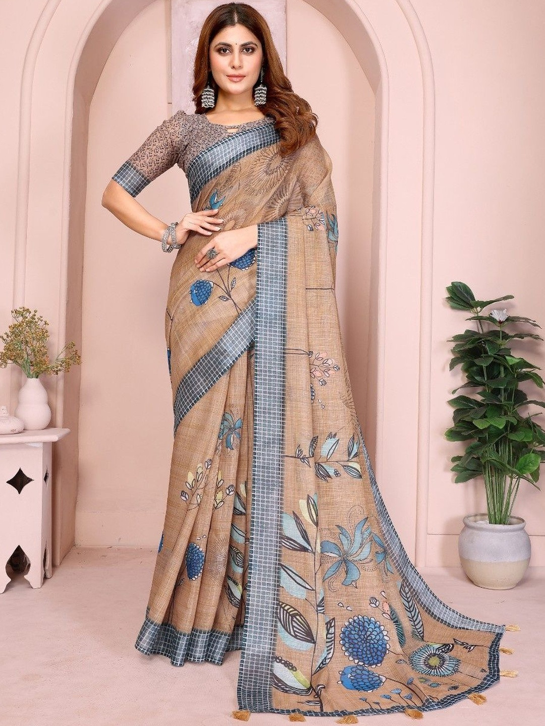 Suraj pari singh Floral Printed Saree With Blouse
