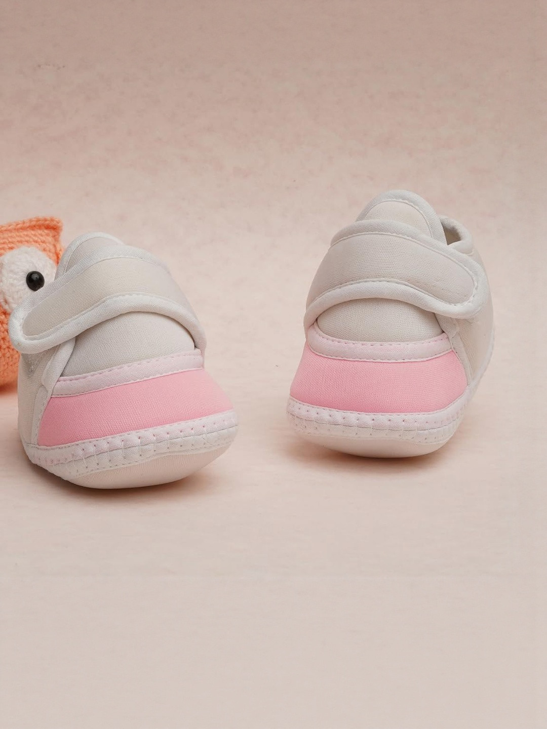NESKA MODA Unisex Kids White & Pink Adjustable Velcro Cotton Booties