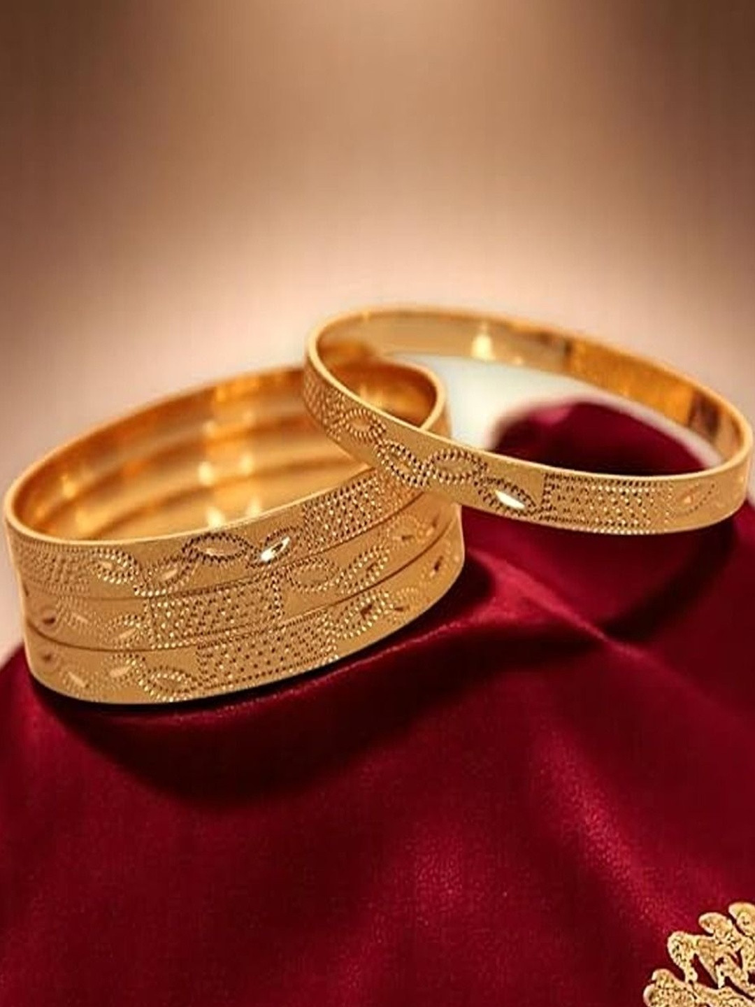 Accessher Women Set of 4 Brass Gold-Plated Bangles Set