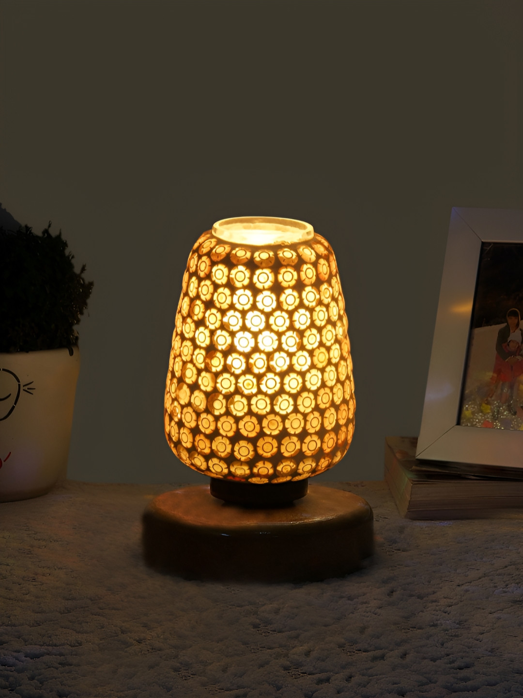 Aura Brown & Gold Toned Textured Glass Cylinder Shaped Table Lamp With Base