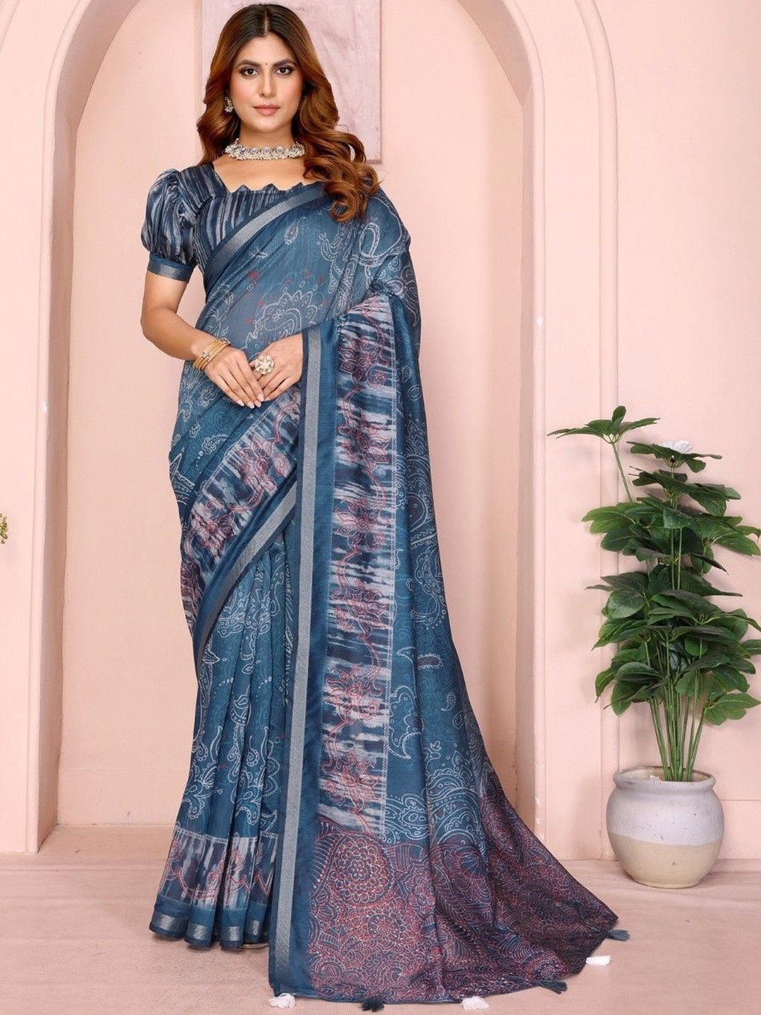 Suraj pari singh Paisley Printed Saree With Blouse