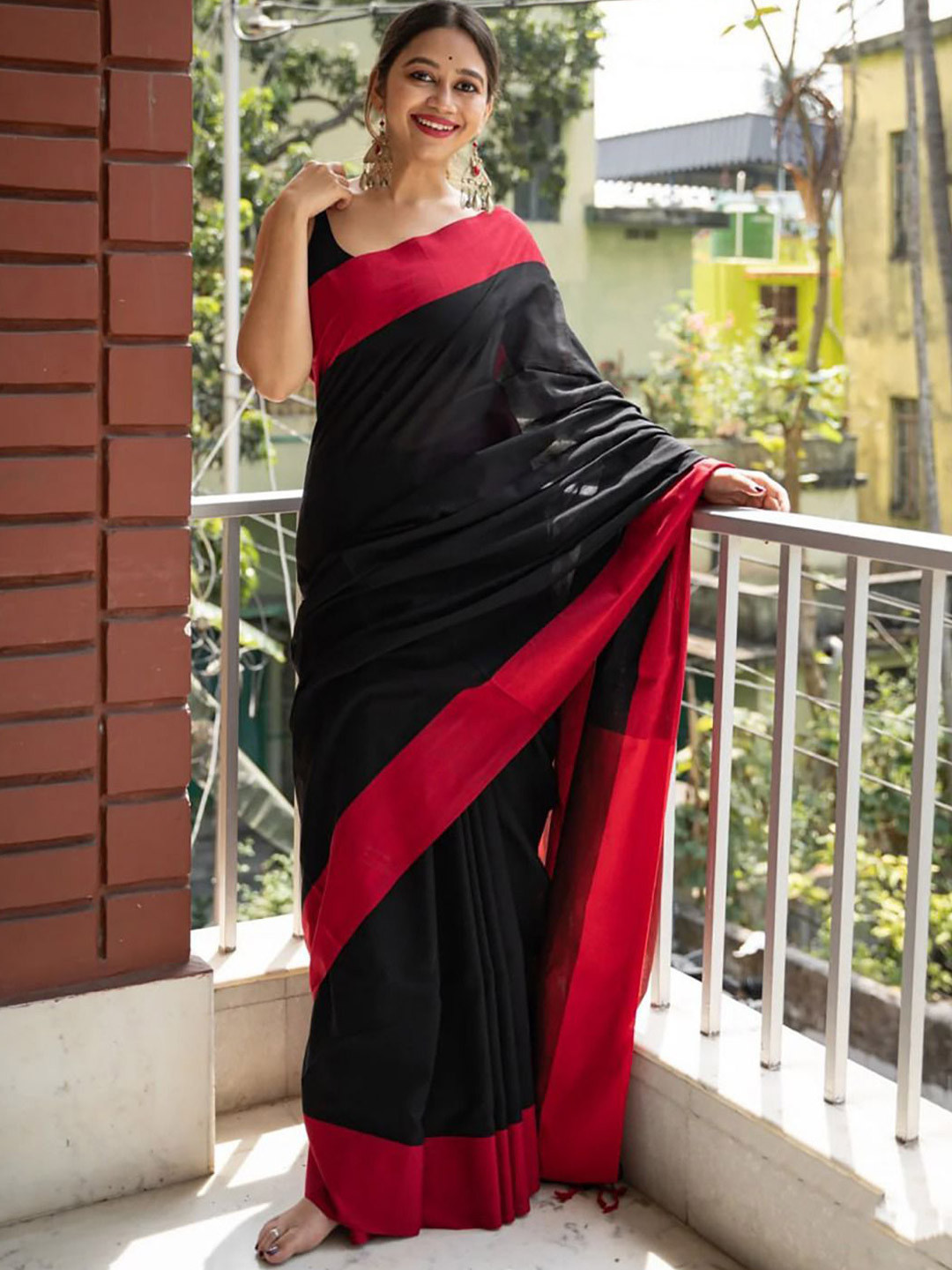 ZILVIRA Colourblocked Pure Linen Fashion Saree With Unstiched Blouse Piece