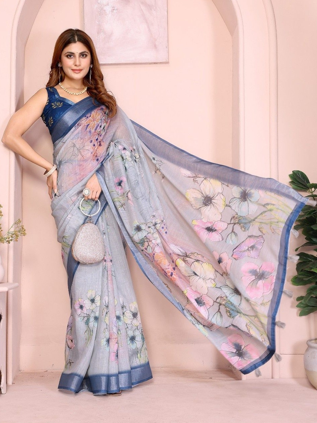 Jinesh corporation Floral Printed Saree with Zari Border