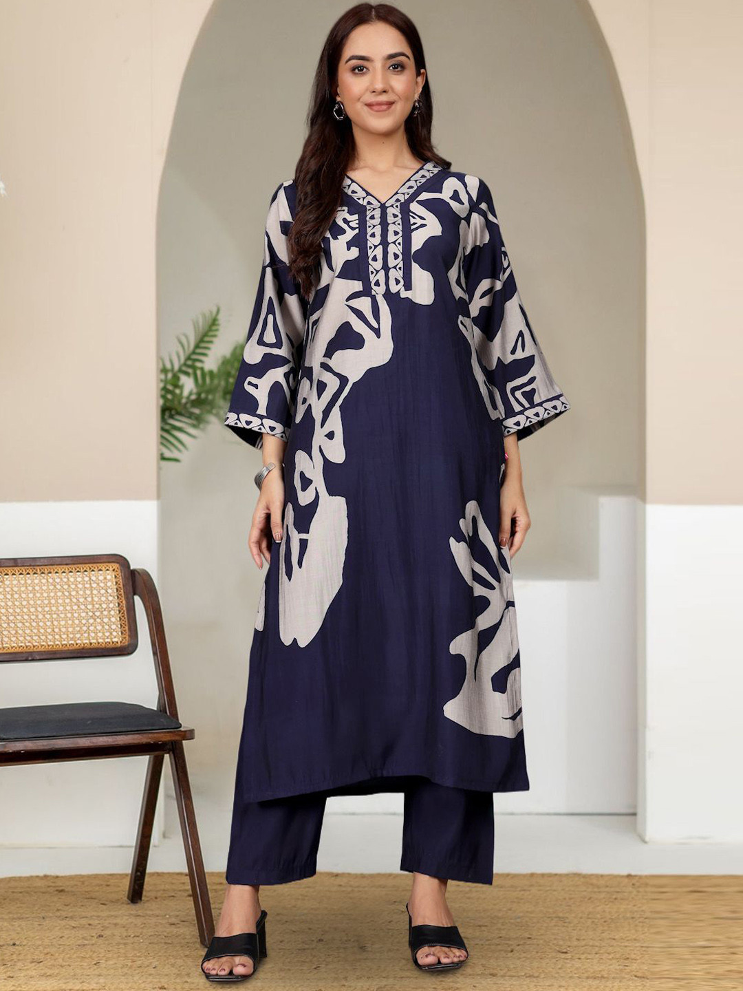 Varanga Women Abstract Printed V Neck Flared Sleeve Kurta with Trouser