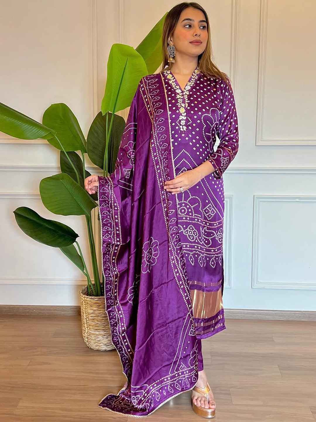 J.KANJI Women Bandhani Printed Thread Work Kurta With Trousers & Dupatta Kurta Sets