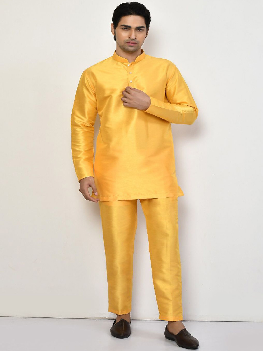 Simaaya Men Solid Above Knee Kurta with Pyjamas Set