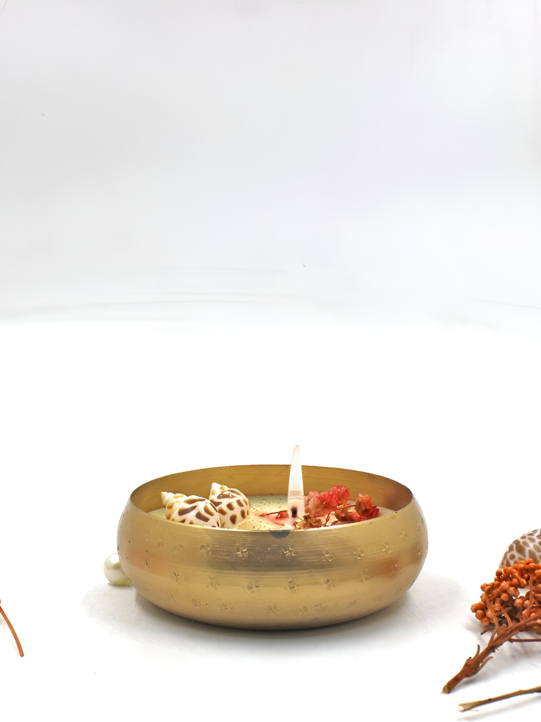 RANDOM Gold-Toned & Cream-Colored Metal Urli Oud-Fragrant Soy Wax Candle