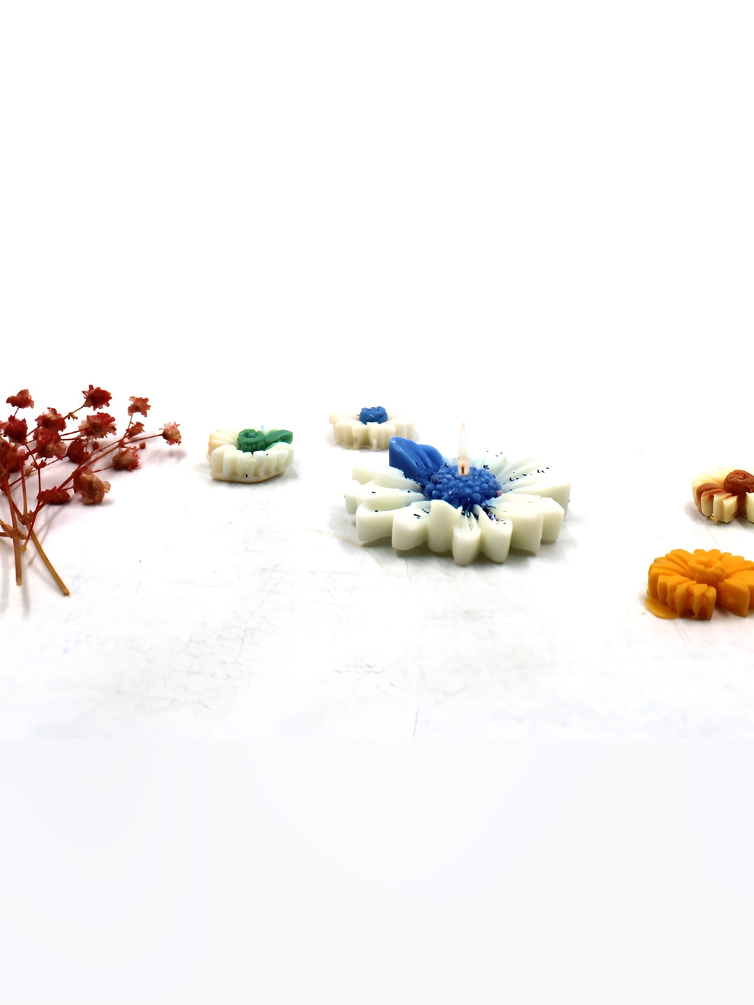 RANDOM White & Blue Daisy Flower Shaped Lily Scented Soy Wax Candle