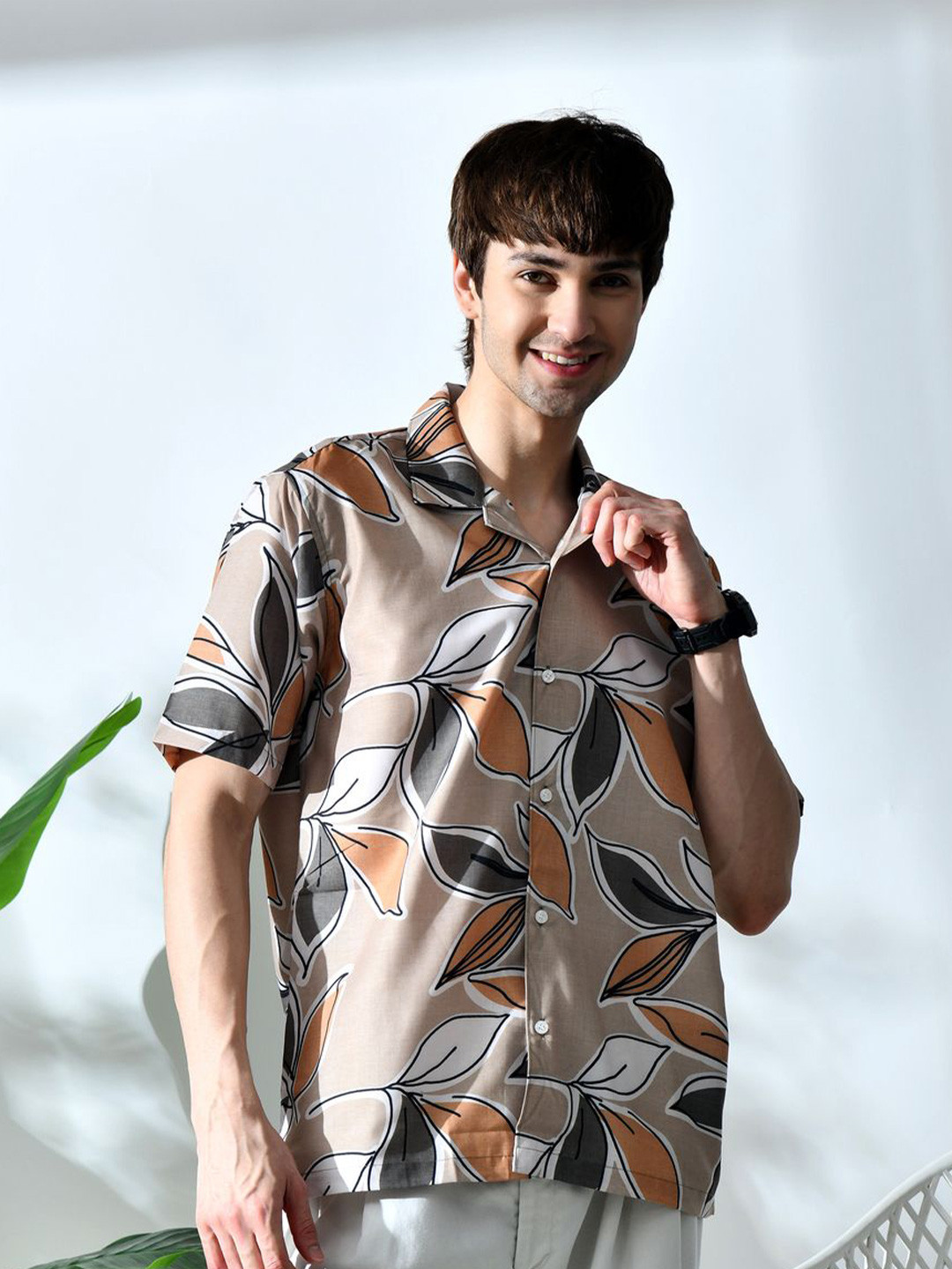 Vestirio Floral Printed Spread Collar Cotton Regular Fit Shirt