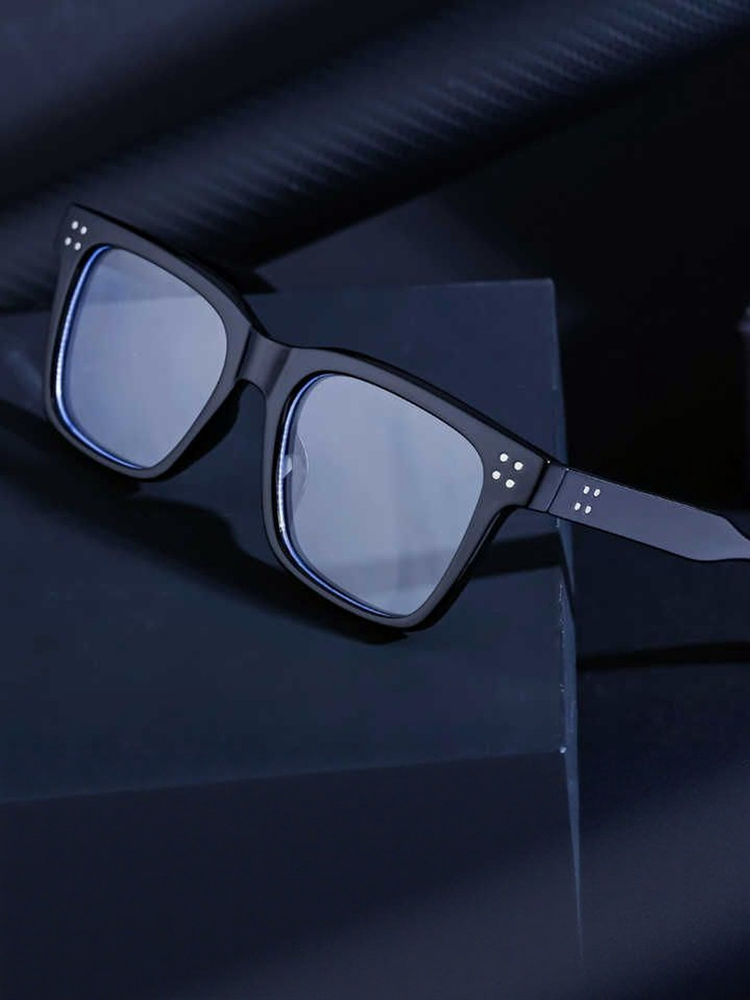 Arzonai Unisex Black Lens & Frame Square Sunglasses