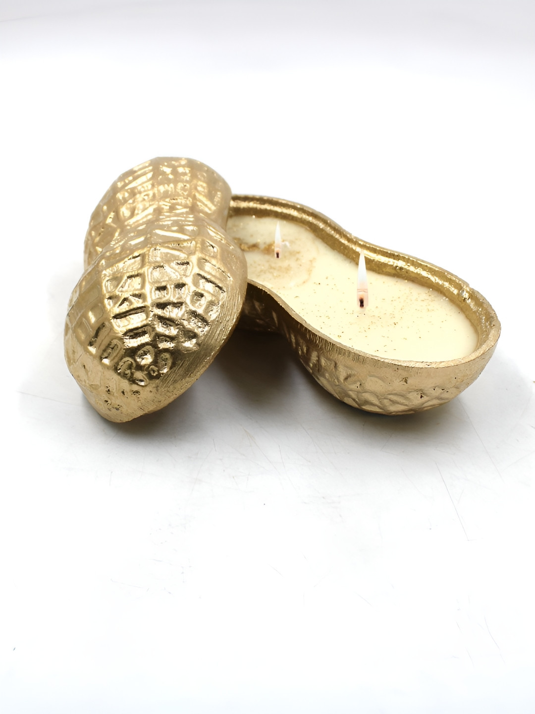 RANDOM Gold-Toned Peanut-Shape Metal Urli Oud-Fragrant Soy Wax Candle