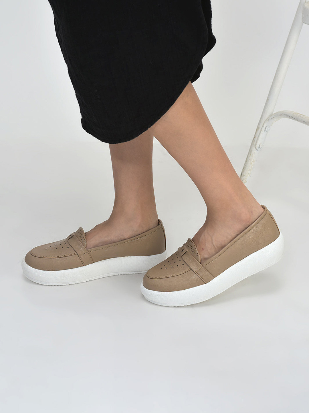 FAUSTO Women Round Toe Lightweight Slip-On Sneaker