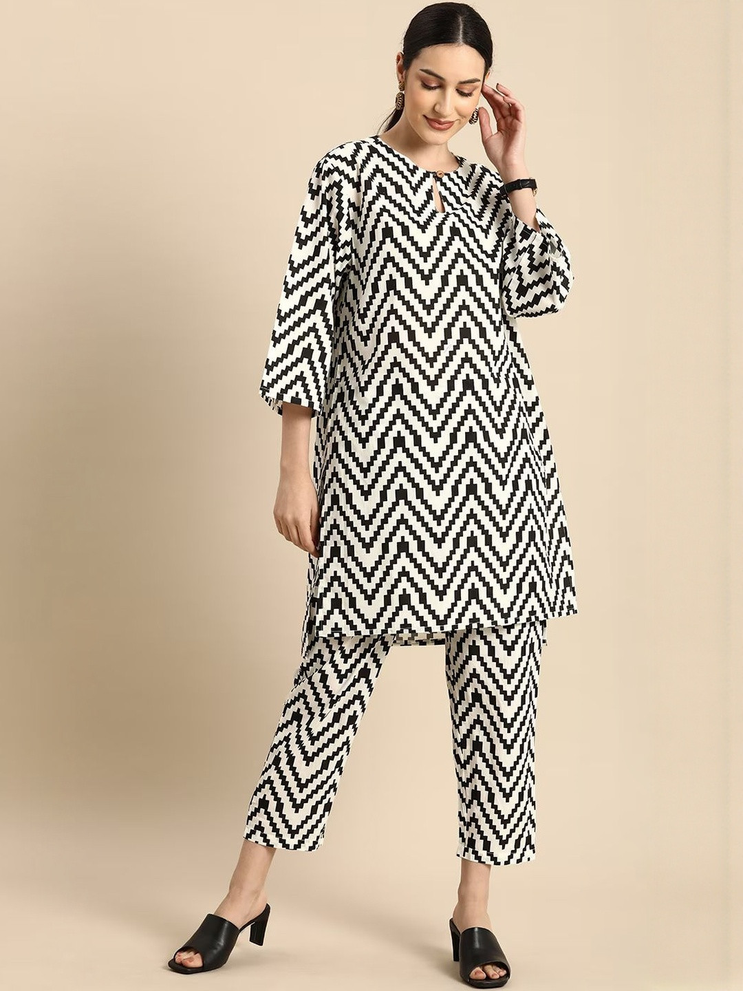 Amayra Women Printed Regular Kurta with Trousers