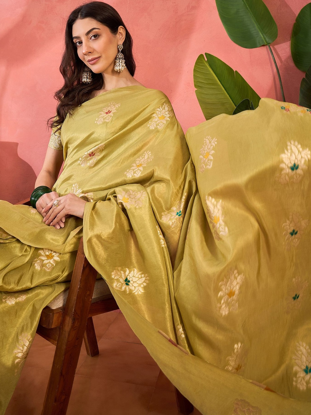 Suha  Women Green Colour Simmer Fabric Jacquard Work Floral Zari Art Silk Saree