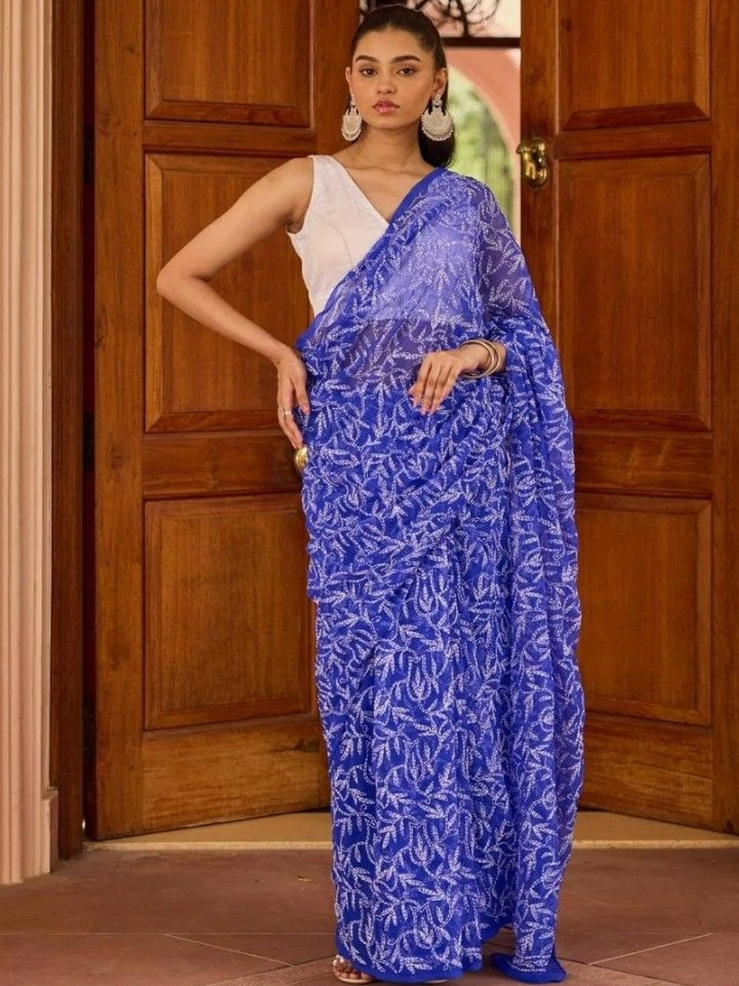 HerClozet Floral Embroidered Chikankari Georgette Saree With Blouse Piece