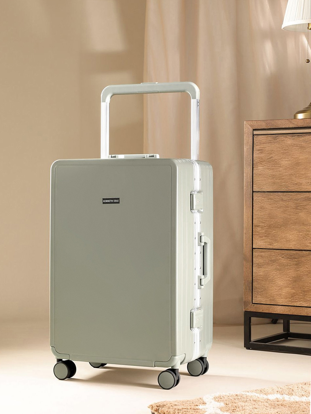 Kenneth Cole 360-Degree Rotation Hard Case Medium Size Trolley Bag