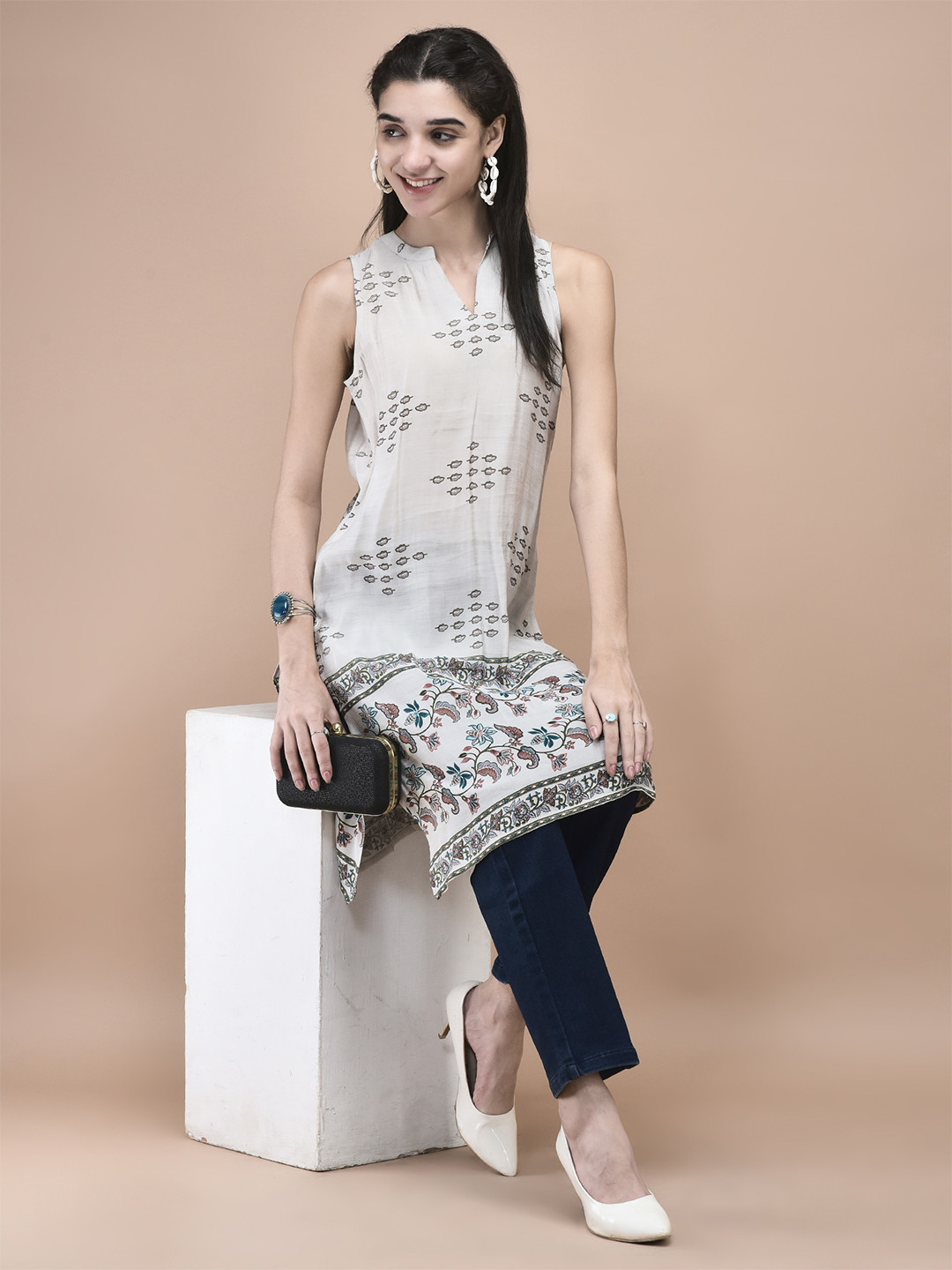 Shree Floral Printed Mandarin Collar Sleeveless Muslin Straight Kurta
