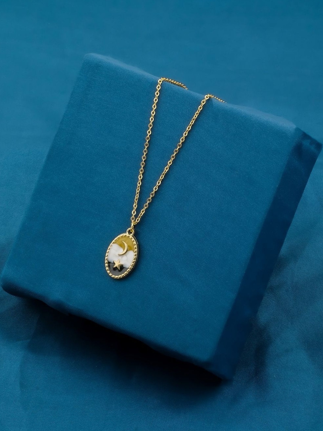 DressBerry Gold-Plated Oval Necklace