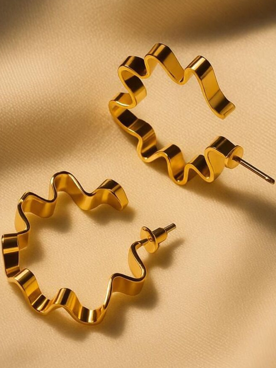 MODFUSE Women Gold Circular Wavy Hoop Earrings