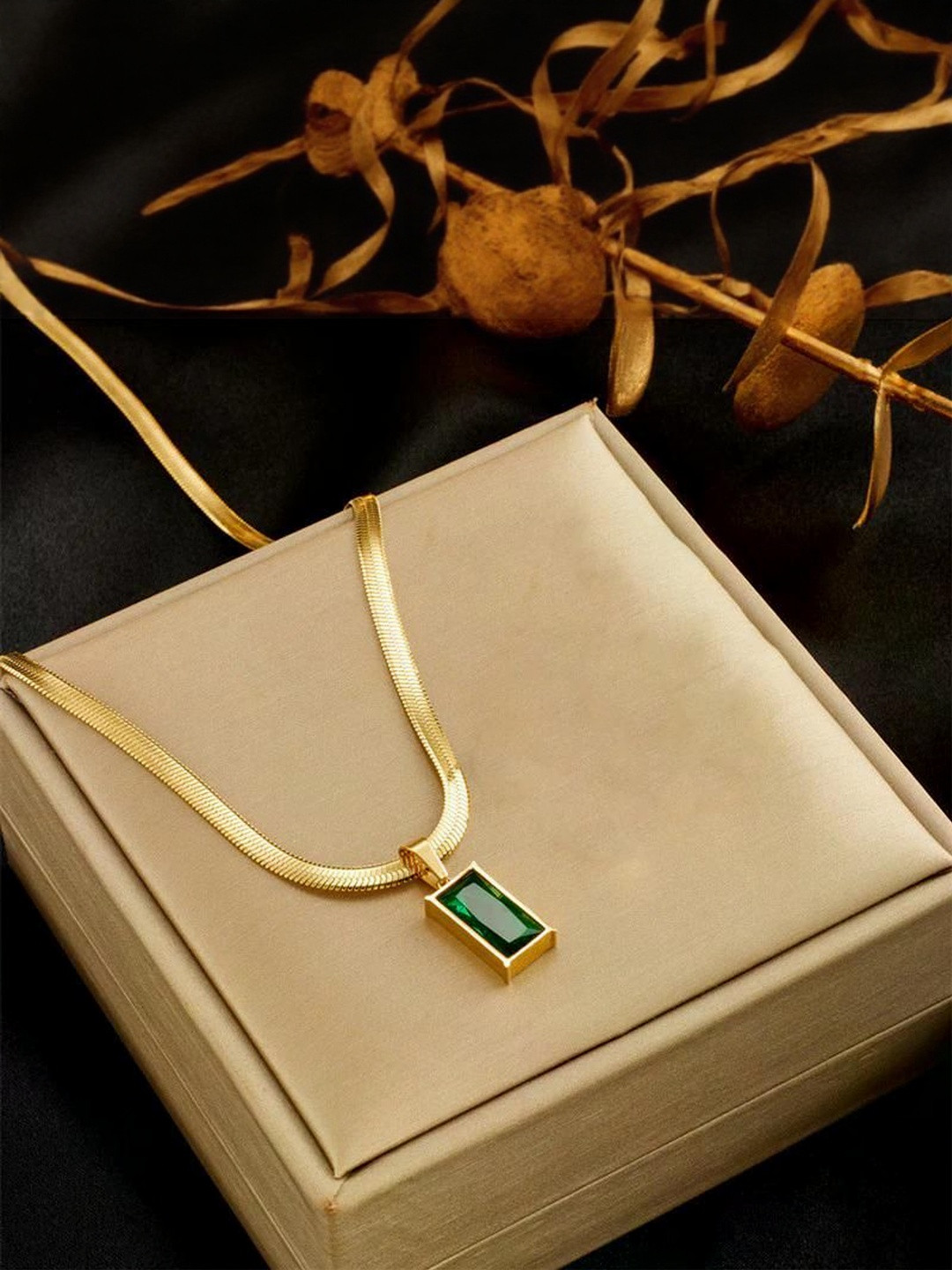 MODE & MINIMAL Gold-Plated Anti-Tarnish Green Geometric Pendant