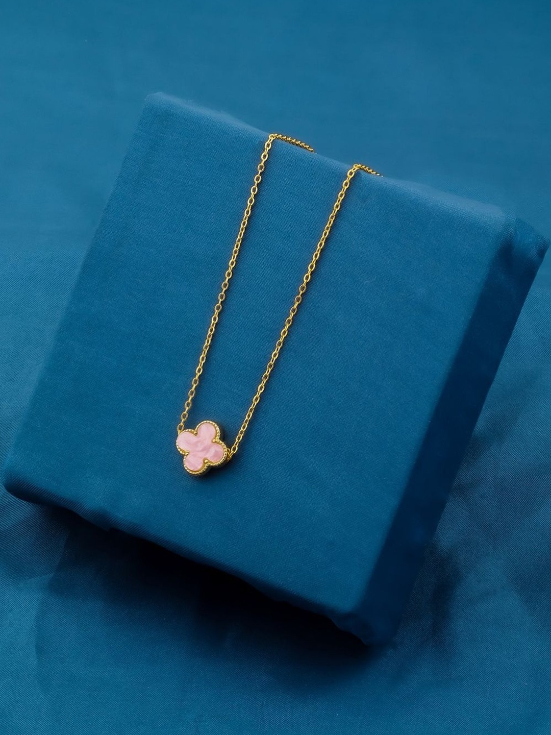 DressBerry Gold-Plated Clover Necklace
